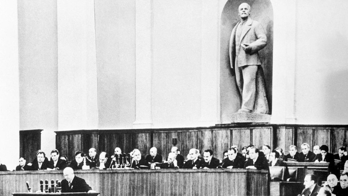 Η λεγόμενη «διεθνής επιτροπή» των έξι κομμουνιστικών κομμάτων έπαιξε καθοριστικό ρόλο, ασκώντας ασφυκτική πίεση στα στελέχη του ΚΚΕ να αποκηρύξουν τον ηγέτη τους