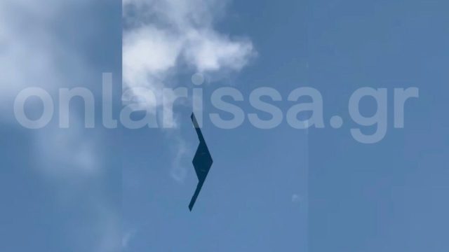 Μυστήριο πάνω από τη Λάρισα: Το «αόρατο» πυρηνικό υπερόπλο των ΗΠΑ καθηλωμένο στην 110 Πτέρυγα Μάχης – Η αναγκαστική προσγείωση του B-2 Spirit που αναστάτωσε τη Θεσσαλία