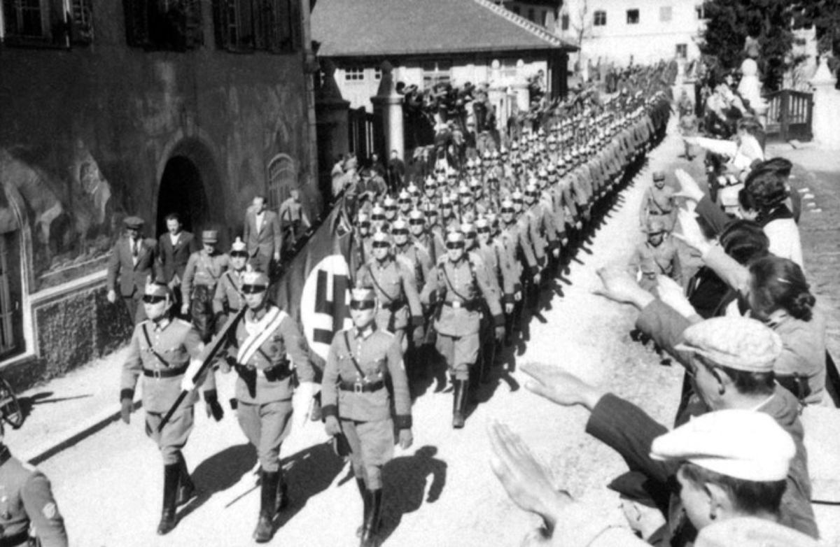 Η «θερμή υποδοχή» στη ναζιστική προπαγάνδα του Γκέμπελς για να παρουσιάσει την εισβολή ως μια ειρηνική επανένωση αδελφών λαών