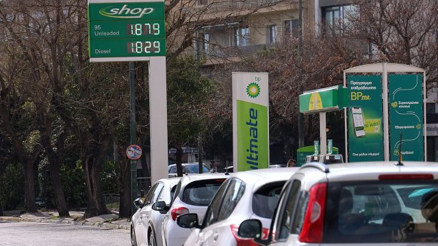 Ενεργειακό «σοκ»: Στα 2 ευρώ η βενζίνη, «φωτιά» το ρεύμα με 116 ευρώ τη μεγαβατώρα – Σε ετοιμότητα το Μαξίμου για νέα μέτρα