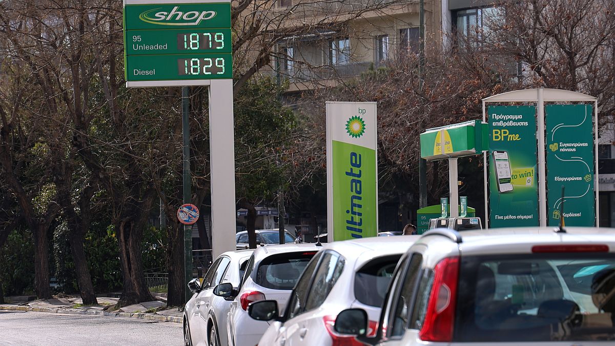 Ενεργειακό «σοκ»: Στα 2 ευρώ η βενζίνη, «φωτιά» το ρεύμα με 116 ευρώ τη μεγαβατώρα – Σε ετοιμότητα το Μαξίμου για νέα μέτρα