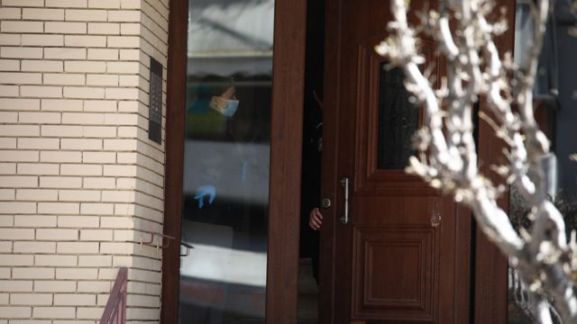 Πως αποκαλύφθηκε η φρίκη στους Ζωγράφου: Σφράγισε το δωμάτιο με τις δύο νεκρές για να κρύψει το έγκλημα – «Δεν ήθελα να χάσω το σπίτι», ισχυρίζεται ο 54χρονος