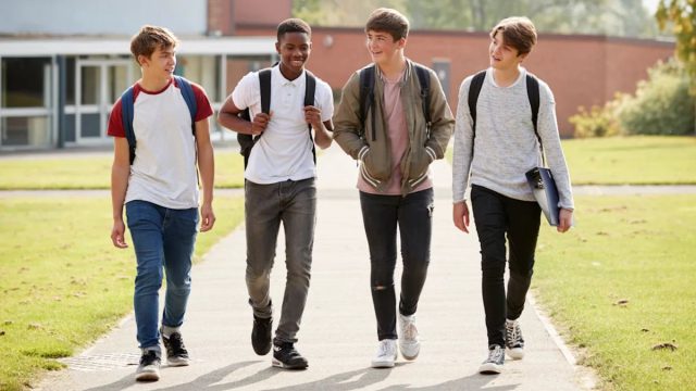 Gen Z: Η γενιά που «φέρνει πίσω» την πατριαρχία – Γιατί οι 20άρηδες γίνονται πιο συντηρητικοί από τους παππούδες τους;