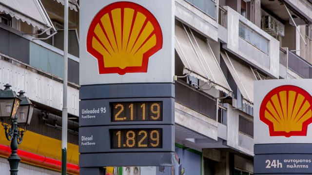 Σύσκεψη στο Μαξίμου για την ακρίβεια: «Ανάχωμα» στις τιμές ενόψει Πάσχα – 20 λεπτά κάτω το diesel και Fuel Pass από… Πρωταπριλιά!