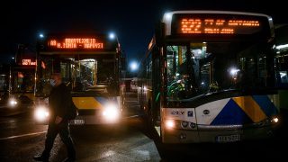 «Αόρατοι» καθαριστές σε λεωφορεία-φαντάσματα: Το διαρκές «κατεπείγον» των ΟΣΥ και η εργασιακή ομηρία των μεταναστών