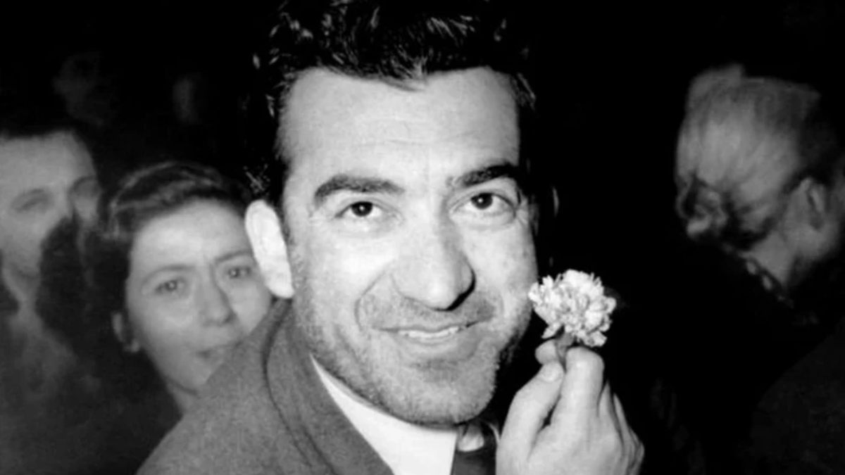30 Μαρτίου 1952: Η χαραυγή που «πάγωσε» την Ελλάδα – 74 χρόνια από την εκτέλεση του «Ανθρώπου με το Γαρύφαλλο»