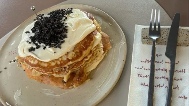 Moons and Spoons: Το «διαμάντι» της Γλυφάδας που επαναπροσδιορίζει την all-day εμπειρία – Premium καφές και αφράτα Cinnamon Rolls