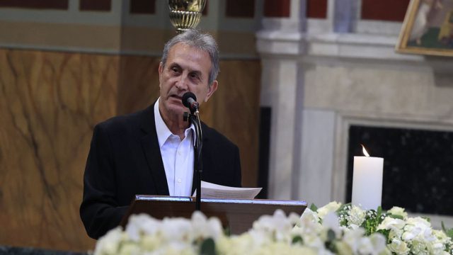 Γιώργος Νταλάρας για τη Μαρινέλλα: «Εσύ δεν πέθανες προχθές, μάνα μου» – Ο συγκλονιστικός επικήδειος στη Μητρόπολη