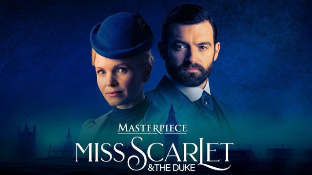 Miss Scarlet: Γιατί το «φαινόμενο» της Cosmote TV σπάει τα κοντέρ το 2026 – Η γυναίκα που νίκησε τον Σέρλοκ Χολμς