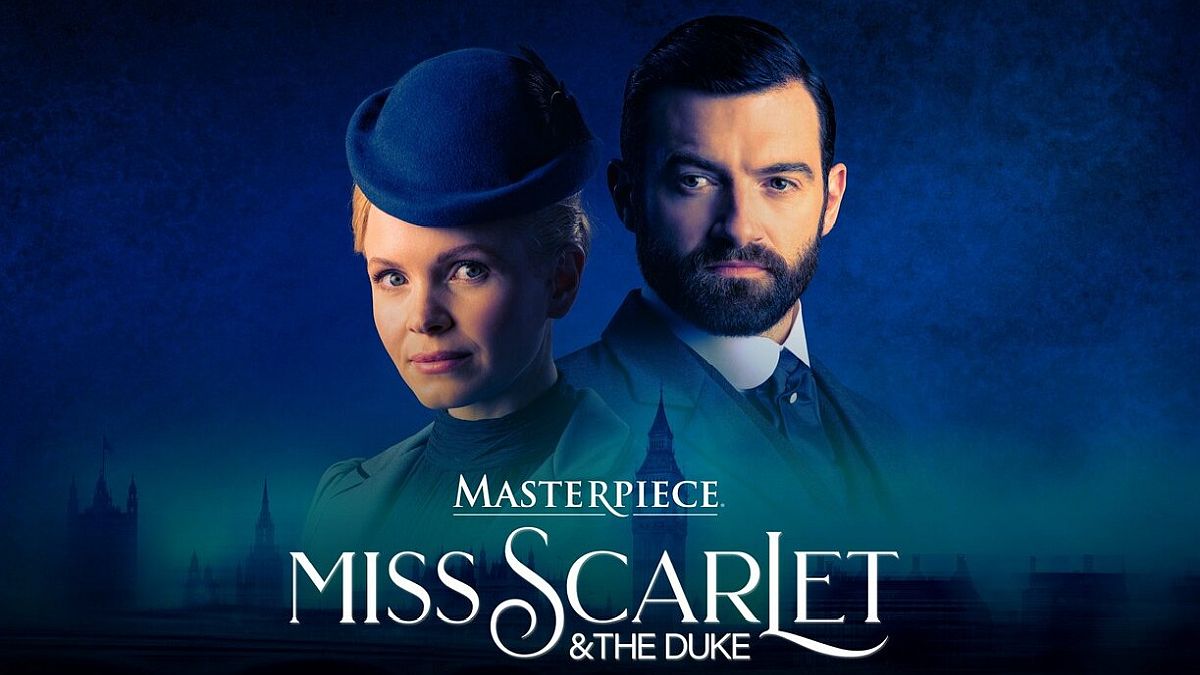Miss Scarlet: Γιατί το «φαινόμενο» της Cosmote TV σπάει τα κοντέρ το 2026 – Η γυναίκα που νίκησε τον Σέρλοκ Χολμς