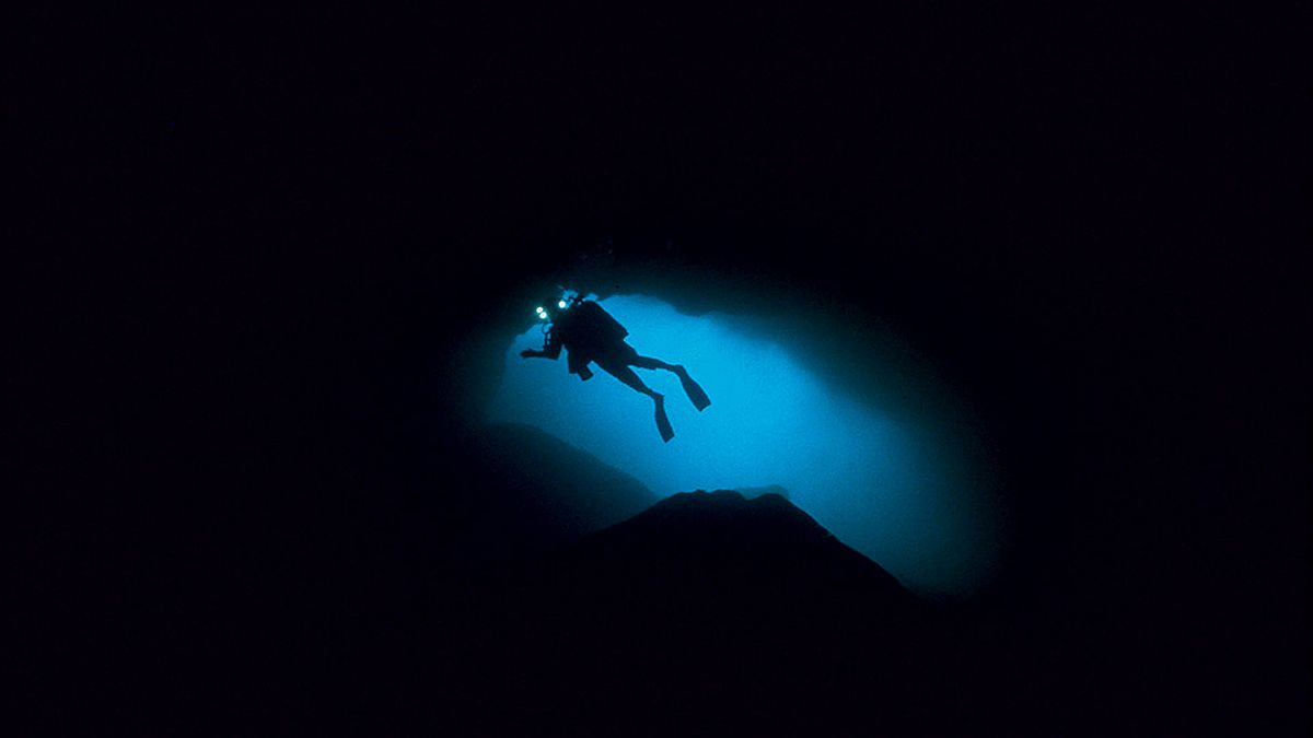 Το αθέατο «γεωλογικό θαύμα» της Αττικής: Μέσα στο μυστηριώδες σπήλαιο της Λίμνης Βουλιαγμένης