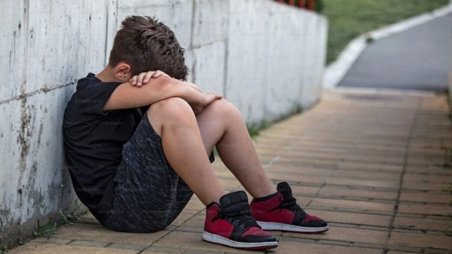 Εφιάλτης σε σχολείο των Χανίων: 14χρονος τρομοκρατούσε μαθητές με στιλέτα και τους έπαιρνε χρήματα – Χειροπέδες σε όλη την οικογένεια