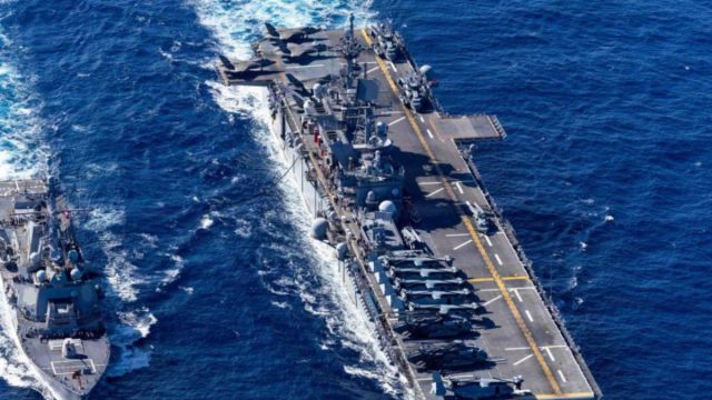 USS Tripoli: Αυτό είναι το αεροπλανοφόρο που ρίχνει στη μάχη των Στενών του Ορμούζ ο Τραμπ (2.500 πεζοναύτες και F-35)
