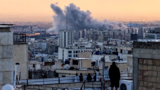 Μέση Ανατολή: Εκατέρωθεν επιθέσεις από Ισραήλ και Ιράν – Τα ανταλλάγματα μεταξύ Ουάσινγκτον και Τεχεράνης