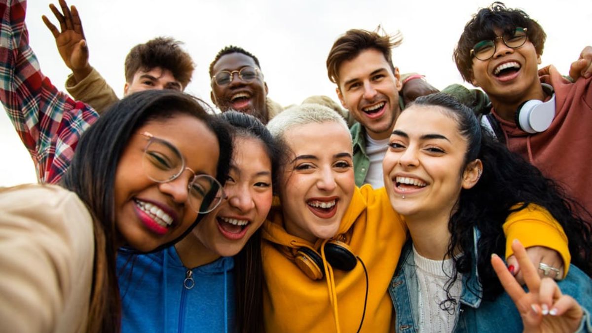 Πώς η Gen Z επαναπροσδιορίζει την αρρενωπότητα και τον γάμο
