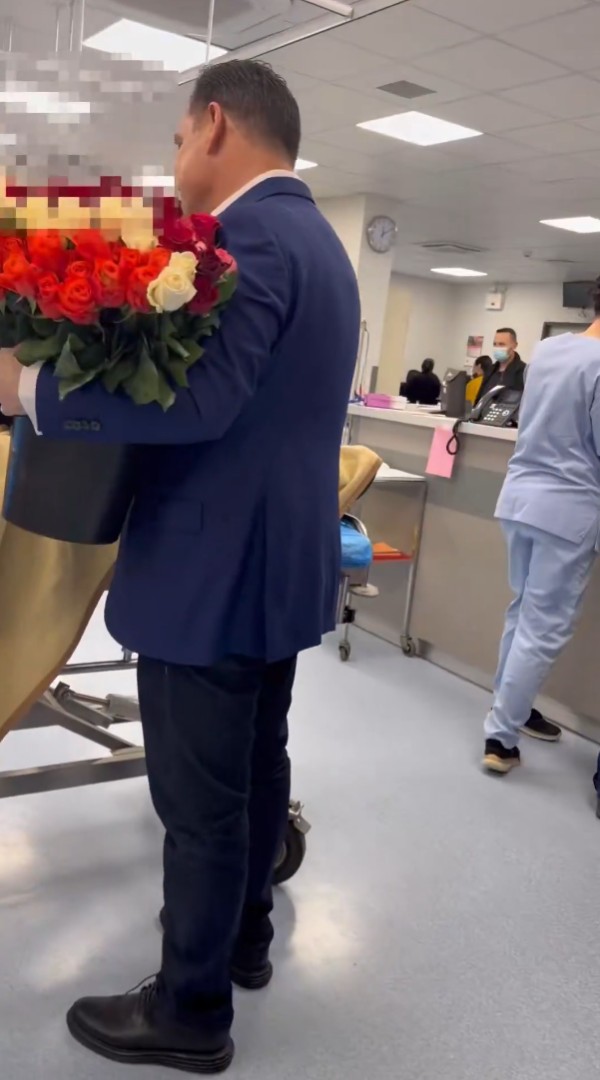 Ο Άδωνις Γεωργιάδης μοίρασε λουλούδια σε εργαζόμενες και ασθενείς