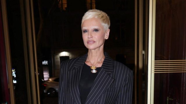 Αντριάνα Σκλεναρίκοβα σχεδόν αγνώριστη: Κοντά πλατινέ μαλλιά και τολμηρό look στο Παρίσι