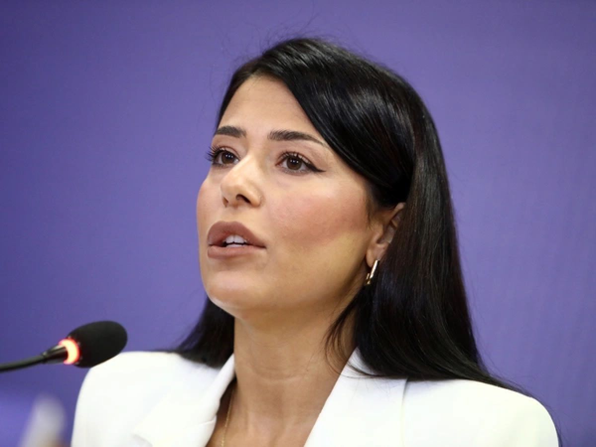 Η Αφροδίτη Λατινοπούλου κατά τη διάρκεια της παρέμβασής της για τις εξελίξεις στο Ιράν