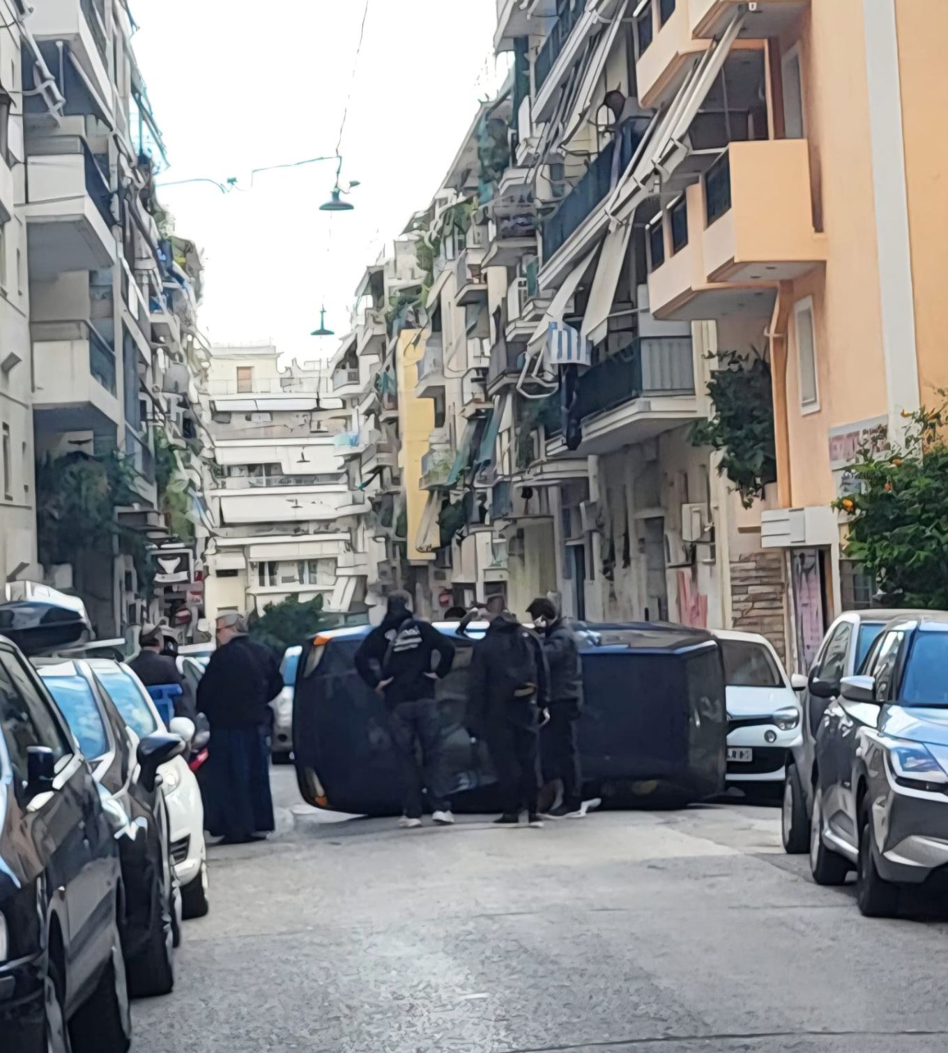 Χρειάστηκε η επέμβαση της Πυροσβεστικής με ειδικά εργαλεία για τον απεγκλωβισμό του ηλικιωμένου οδηγού, ο οποίος ευτυχώς τραυματίστηκε ελαφρά.