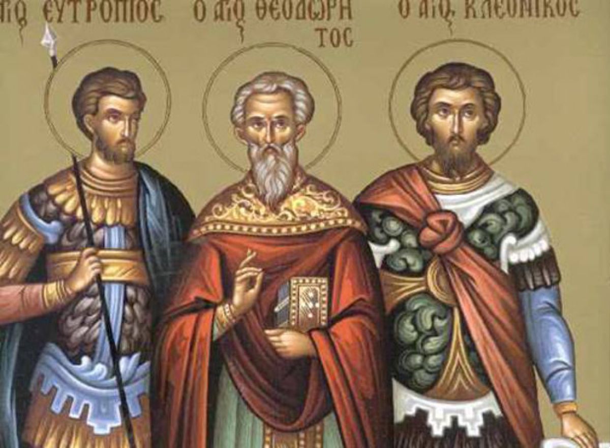 Βυζαντινή αγιογραφία που απεικονίζει τους τρεις Αγίους Μάρτυρες Ευτρόπιο, Κλεόνικο και Βασιλίσκο να κρατούν σταυρούς, σύμβολα του μαρτυρίου τους