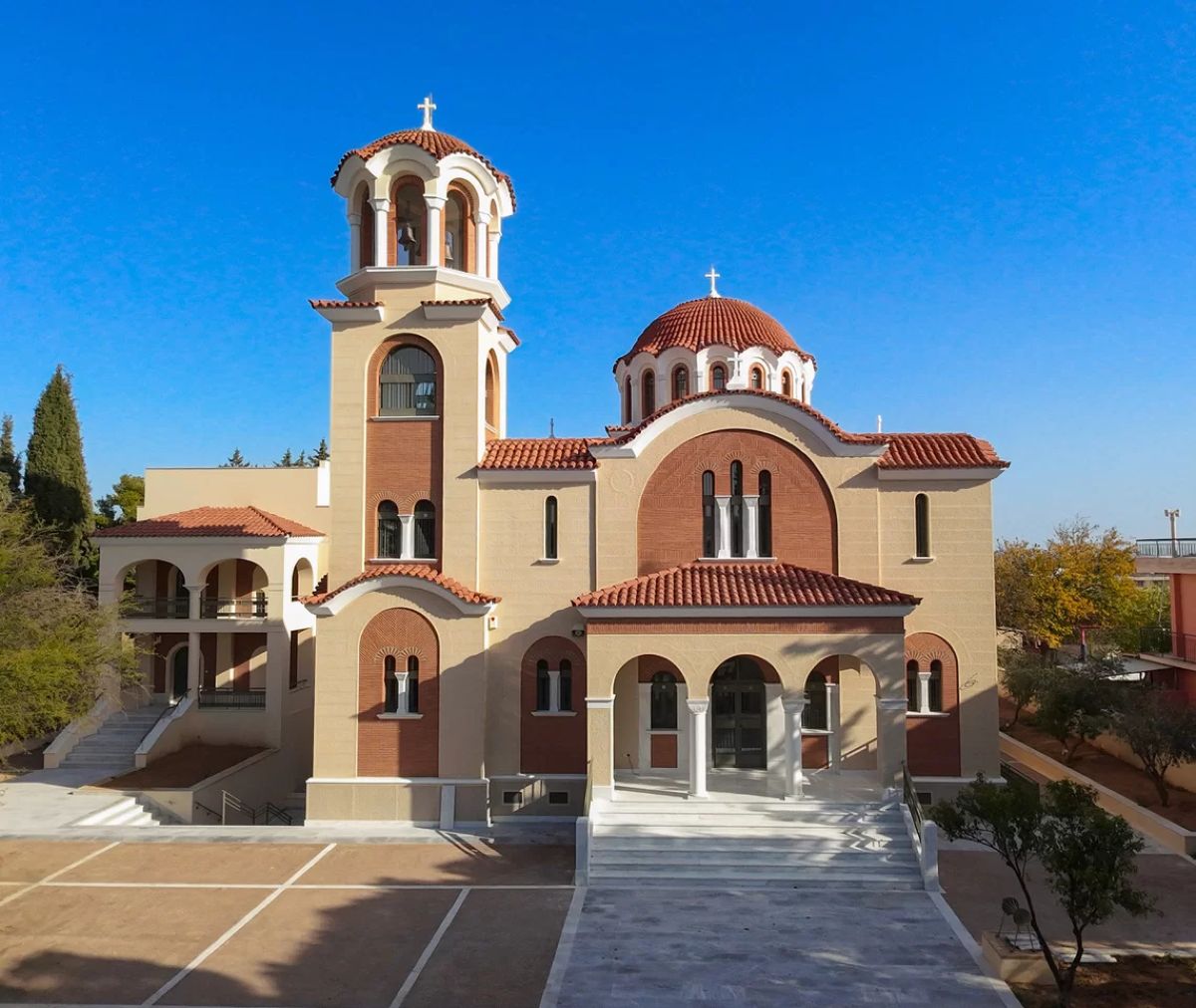 Ο προαύλιος χώρος του ναού στην Παλλήνη με το πράσινο και τα παγκάκια για τους προσκυνητές