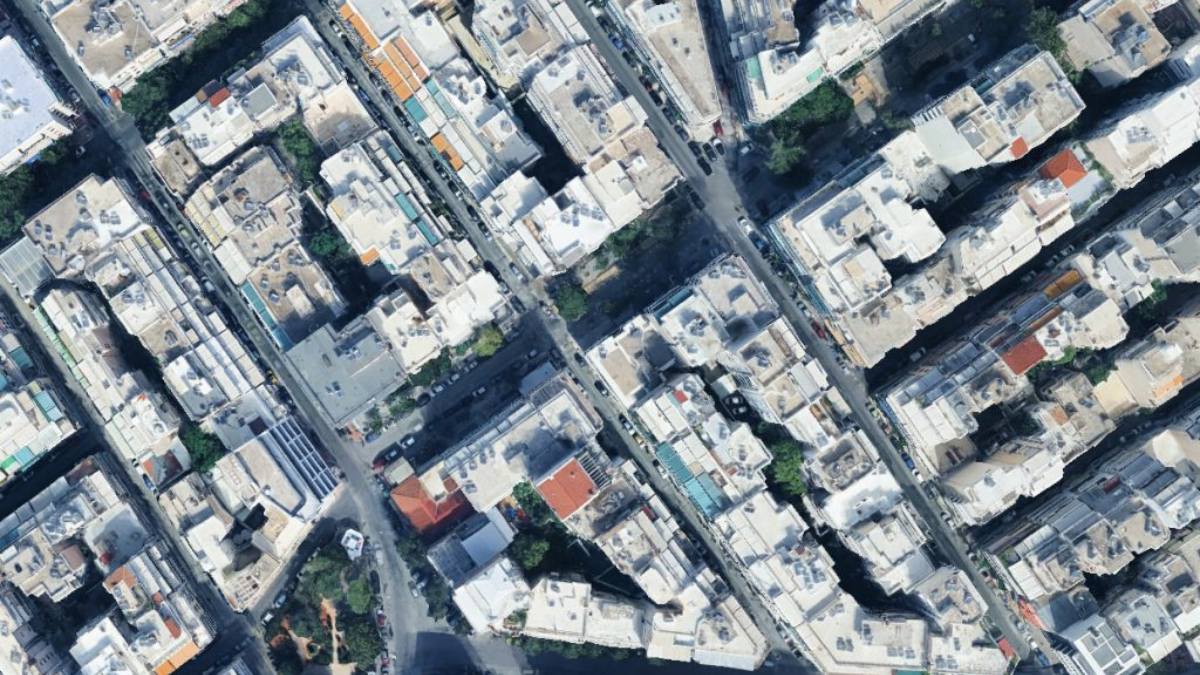 Παγκράτι: Καραμπόλα από μεθυσμένη οδηγό χωρίς δίπλωμα – Κατέληξε σε είσοδο πολυκατοικίας