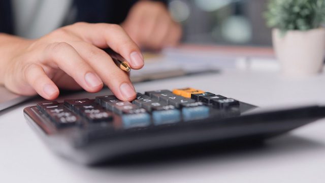 Κυβερνητικό «ανάχωμα» στην ακρίβεια: Τα 4 κρίσιμα μέτωπα που ανοίγουν άμεσα – Από το μοσχάρι και τα λιπάσματα μέχρι τα ακτοπλοϊκά και τη βιομηχανία