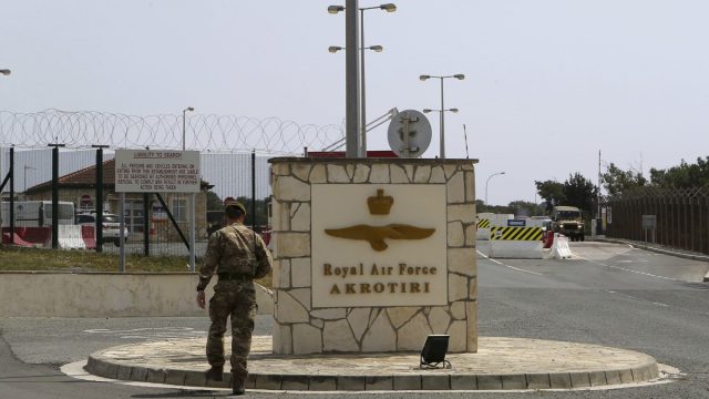 Ήχησαν ξανά σειρήνες στο Ακρωτήρι της Κύπρου – Εστάλη μήνυμα για «απειλή ασφάλειας»