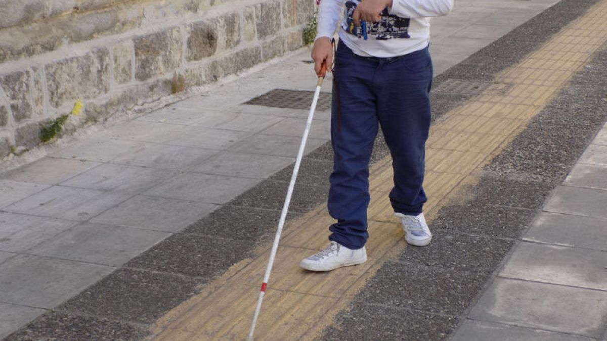 Απόλυτη ξεφτίλα στην Λάρισα, κανένας σεβασμός στους ΑΜΕΑ – Δείτε τι έκαναν στους τυφλούς, δήμος και ιδιοκτήτες καφετεριών 