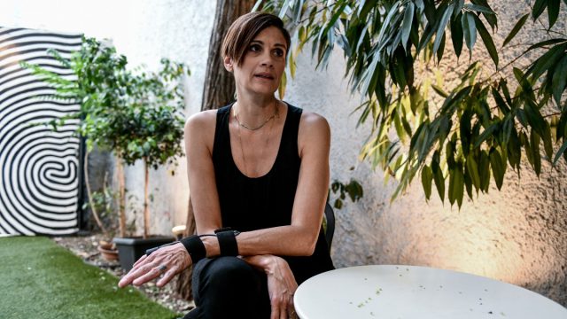 Άννα Μαρία Παπαχαραλάμπους: «Πίνουμε με χάρτινο καλαμάκι και τα μεγάλα εργοστάσια ρίχνουν δηλητήρια στον Ατλαντικό»