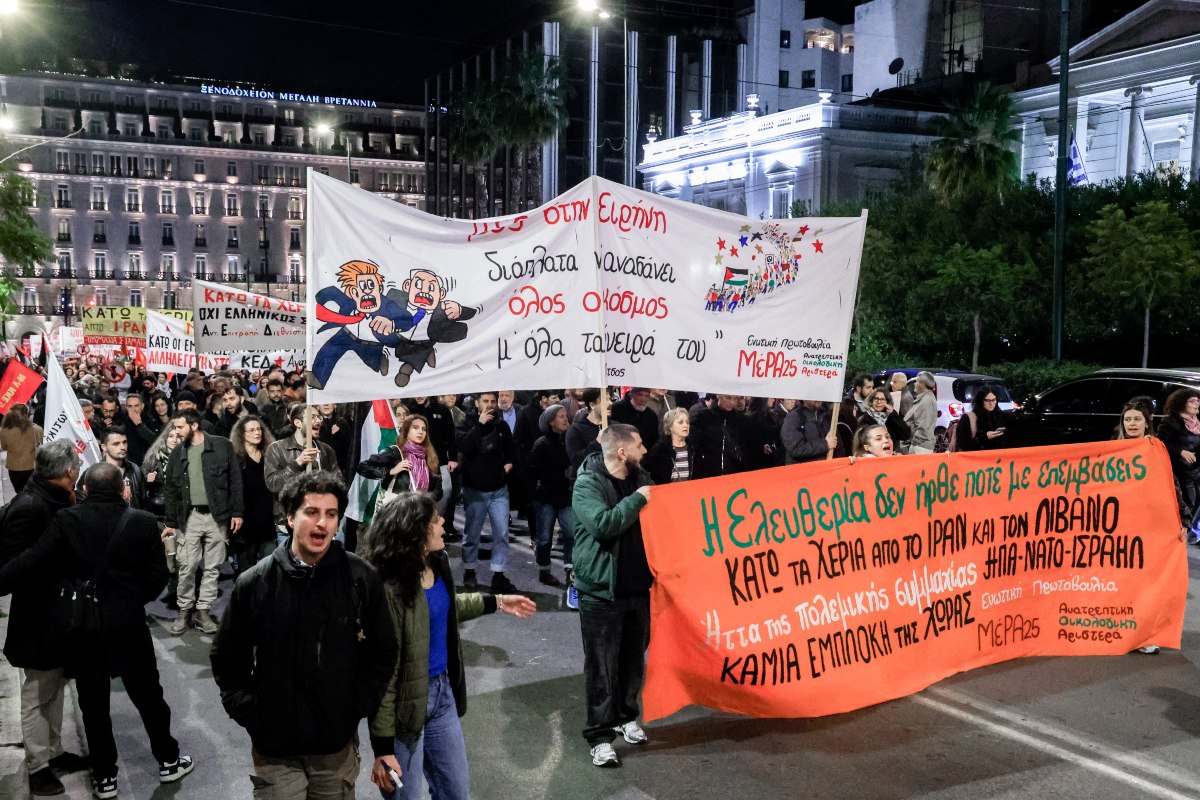 Διαδήλωση υπέρ του Ιράν με φωτογραφίες του Χαμενεΐ