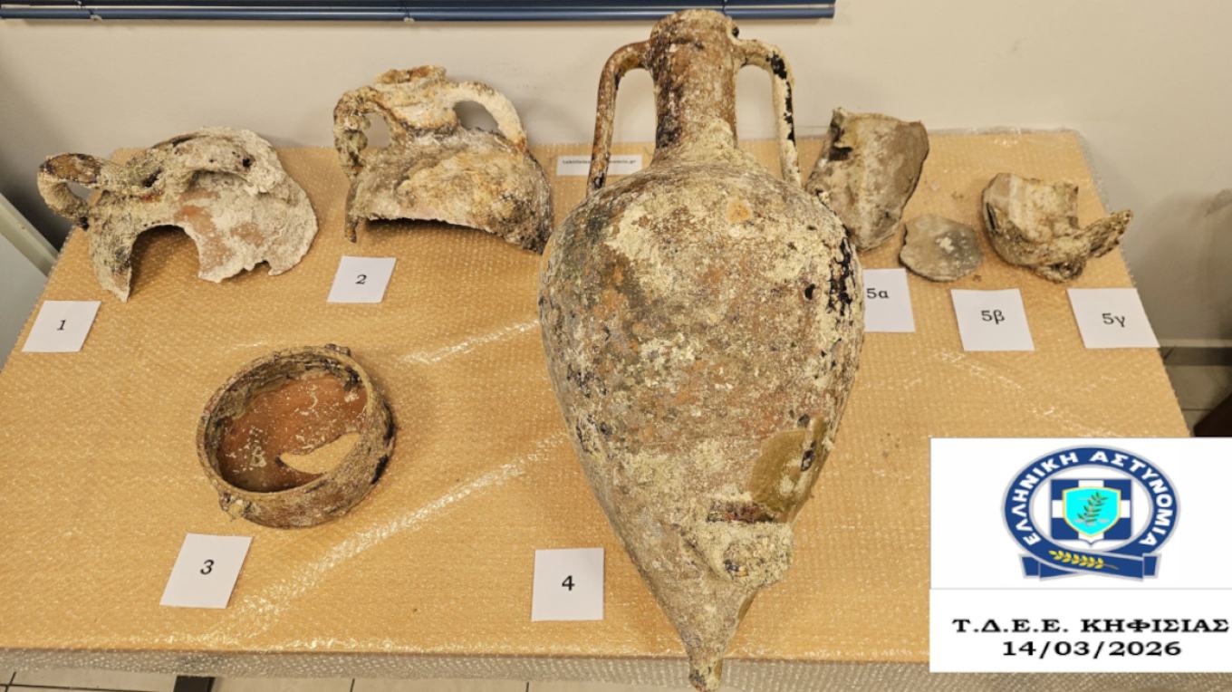 Μεγάλη επιχείρηση της Ασφάλειας στην Κηφισιά: Στα χέρια των αρχών 50χρονος επιχειρηματίας για κατοχή δέκα αμφορέων που έκρυβε στην αποθήκη του.