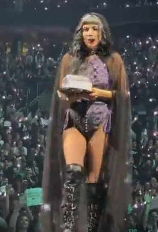 H Lady Gaga με την τούρτα στα χέρια