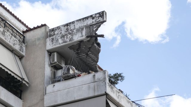 Αυτοψία στα ετοιμόρροπα μπαλκόνια της Αττικής: Γιατί πέφτουν και ποιοι ευθύνονται