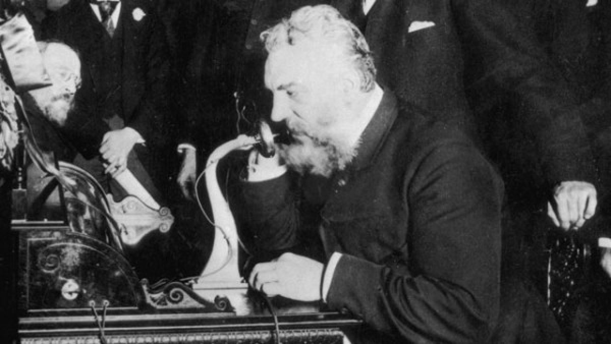 Ο Αλεξάντερ Γκράχαμ Μπελ πραγματοποιεί την πρώτη τηλεφωνική κλήση παγκοσμίως