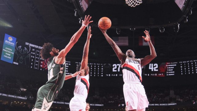 NBA: Ελληνικό «χρώμα» στο Μπλέιζερς – Μπακς με παραδοσιακούς χορούς και Αναστασία στα ηχεία