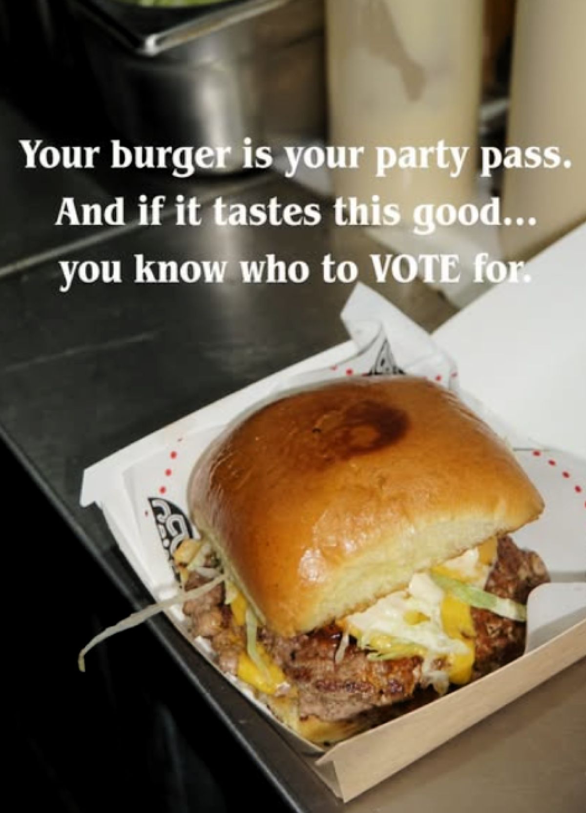 Ζουμερό burger με λιωμένο τυρί και πατάτες τηγανιτές, σερβιρισμένο σε disco-themed δίσκο στο Burger Disco Club