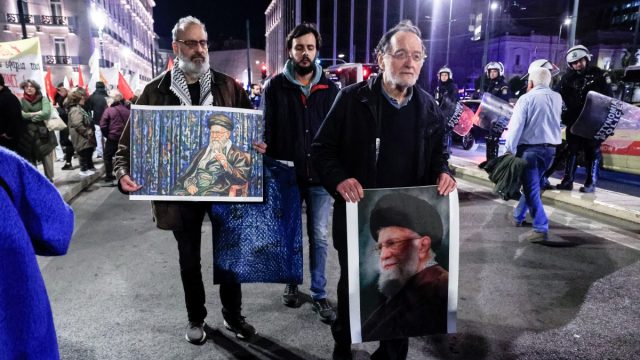 Διαδήλωση χθες βράδυ υπέρ του Ιράν με φωτογραφίες του Χαμενεΐ