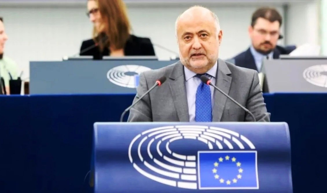 Το ρεπορτάζ κάνει λόγο για «ύποπτη» στήριξη της πολυεθνικής προς την εισήγηση του ευρωβουλευτή για τη χαλάρωση των κανόνων σε χημικά προϊόντα, εγείροντας ερωτήματα για την προστασία της δημόσιας υγείας έναντι των επιχειρηματικών συμφερόντων.