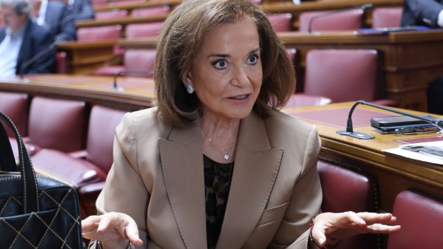 Οι αποκαλύψεις της Ντόρας Μπακογιάννη – «Το παιδί είναι αγνώστου πατρός, να το καταπιώ;»