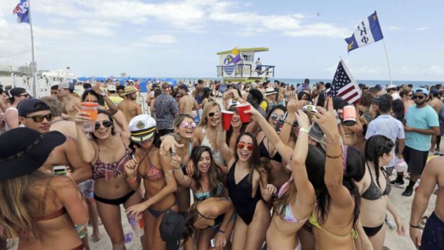 Χάος στο Spring Break: Σπρέι πιπεριού, paintball και απαγόρευση χορού στις ΗΠΑ