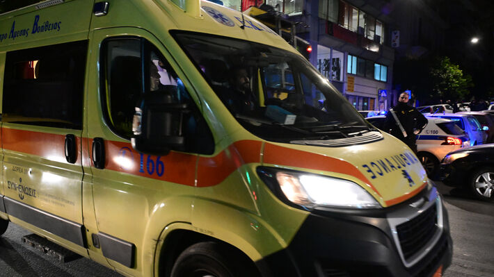 Σύγκρουση ΙΧ σε κατάστημα στα Εξάρχεια. Ένας τραυματίας διανομέας από την πρόσκρουση στη διασταύρωση Σόλωνος και Τρικούπη.