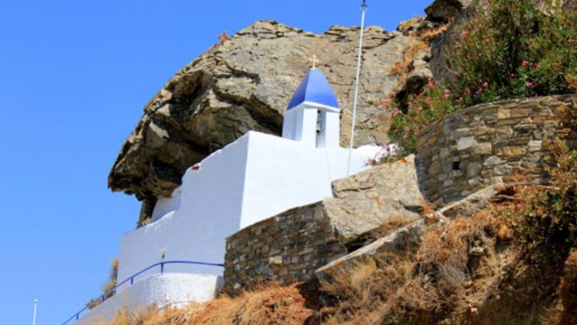Τήνος: Το εκκλησάκι που είναι σφηνωμένο μέσα σε βράχο και προκαλεί δέος