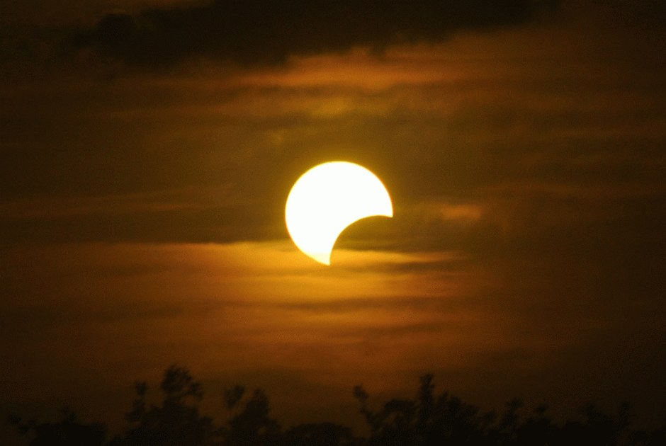 Αντίστροφη μέτρηση για την ιστορική έκλειψη ηλίου της 12ης Αυγούστου: Δείτε πού θα είναι ορατό το σπάνιο «Διαμαντένιο Δαχτυλίδι».