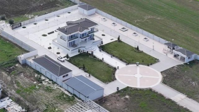 Οικογένεια Ρομά μέσα σε απάτη με χρυσές λίρες! Στην βίλα τους είχαν μέχρι και ελικοδρόμιο