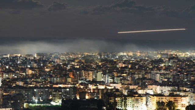 Βαλλιστικοί πύραυλοι περνούν δίπλα από αεροπλάνα εμπορικών πτήσεων και οι επιβάτες τους βιντεοσκοπούν