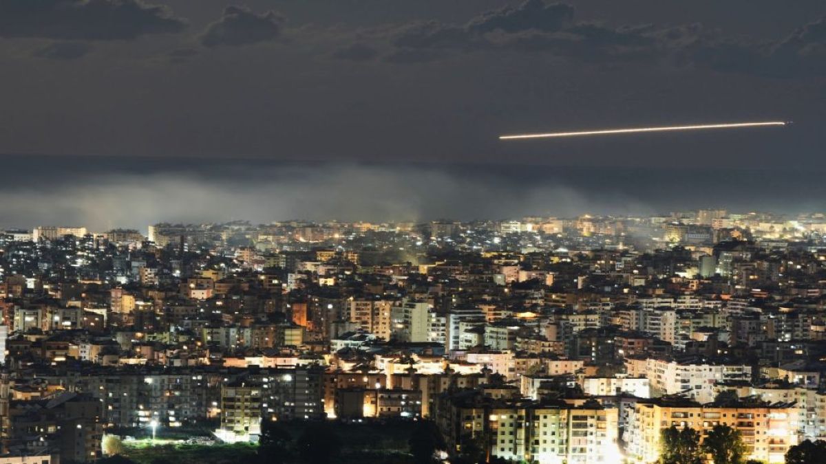 Βαλλιστικοί πύραυλοι περνούν δίπλα από αεροπλάνα εμπορικών πτήσεων και οι επιβάτες τους βιντεοσκοπούν