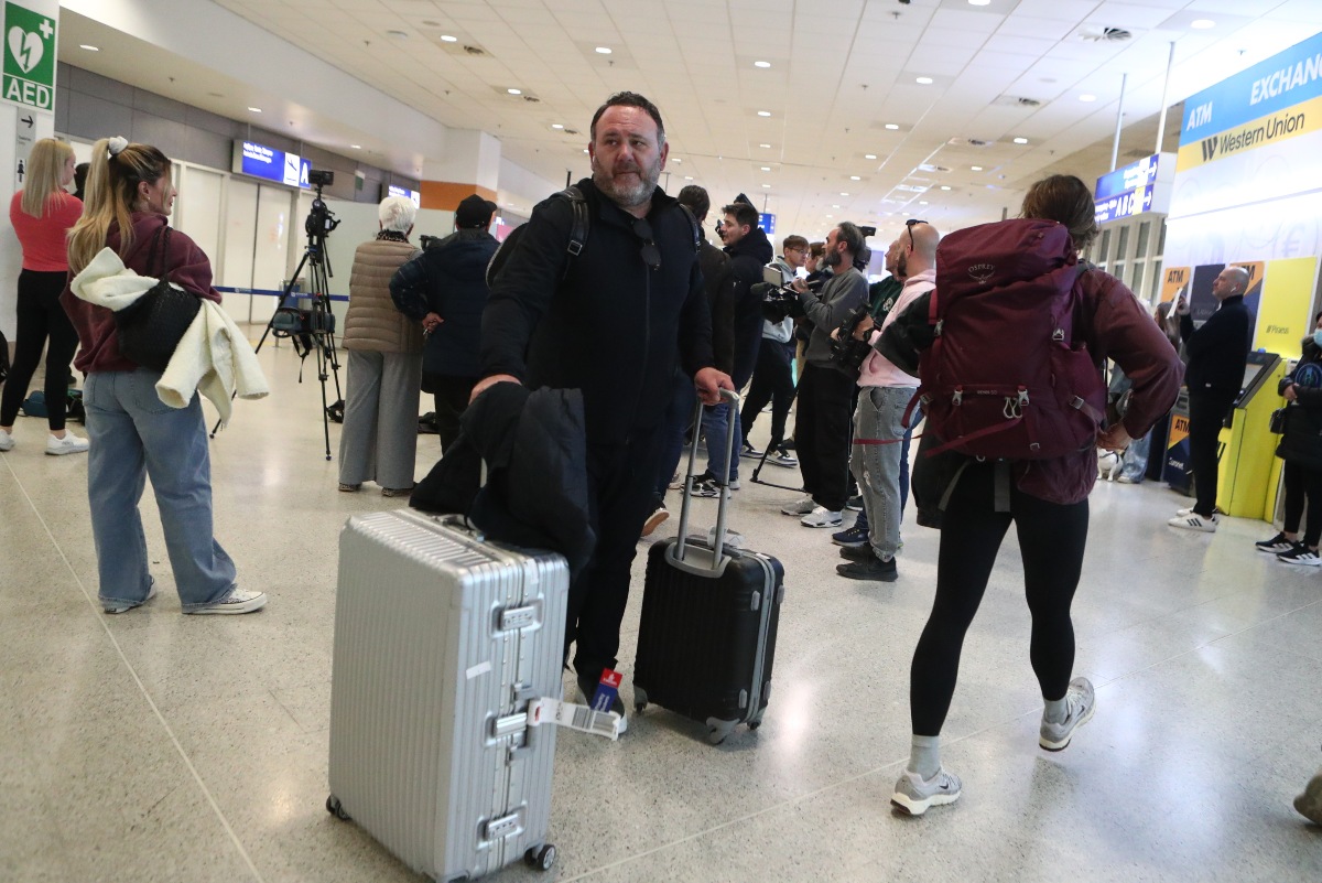 Συγκινητικές στιγμές στο αεροδρόμιο με τους 400 Έλληνες που έφτασαν εχθές από Ντουμπάι