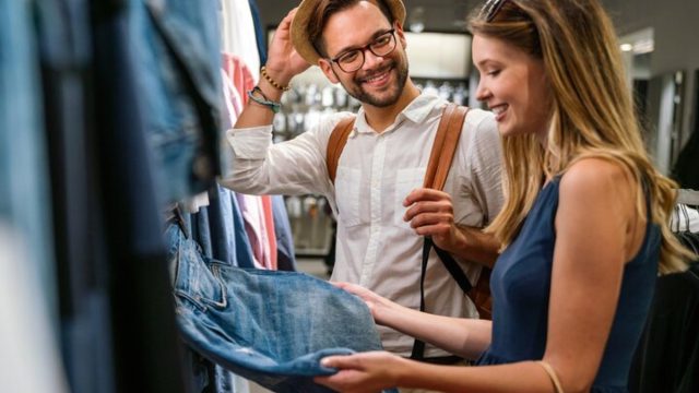 «Κρυμμένο» outlet στην Αθήνα: Sneakers με 21€ και ποδοσφαιρικές φανέλες στα 40€