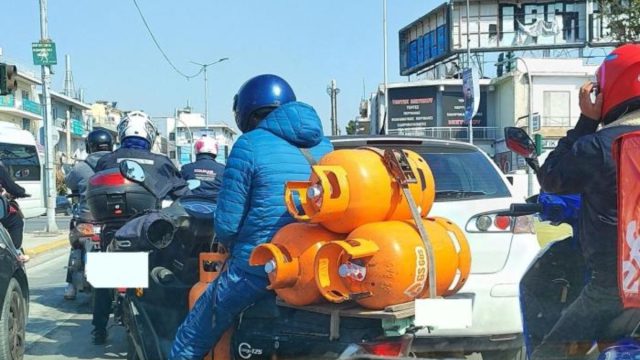 Μια «ωρολογιακή βόμβα» στους δρόμους της Αθήνας – Η μοτοσικλέτα που κινδυνεύει να προκαλέσει ατύχημα